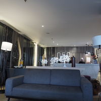 ロビー。ウエルカムドリンクのジュースサーバーあり。