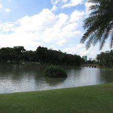 池のある静かな公園