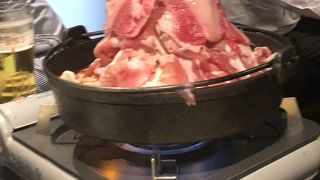 高く積み上がった肉鍋