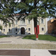 奥の建物が博物館です。