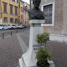 通りの前にある像です。奥がムゼイ通りです。