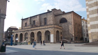 ロッジア広場にあります。