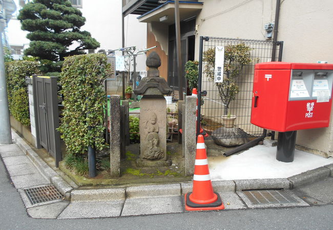 名所というには気が引ける道端の庚申さまかと思ったが、珍しい凝ったつくり。