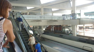 広い駅ですね。エレベータの数が少し少なく、下車時に混雑します