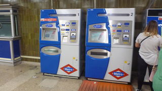 アトーチャ駅での券売機は、観光客で大渋滞でした