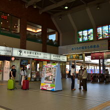 駅の中にあります