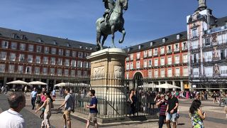 結婚式をしているカップルいて、場所にマッチして素敵でした