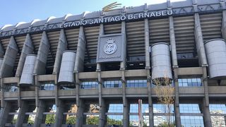 このスタジアムを建替する計画があるとは、レアルはもうかってますね