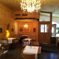 レストラン。雰囲気の異なるテーブルのエリアに分かれている