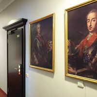 ホテルの廊下にはドイツ貴族の肖像画が並び、雰囲気を盛り上げる