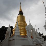 白い多くの仏塔が印象的