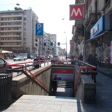 地下鉄の入り口の様子です。