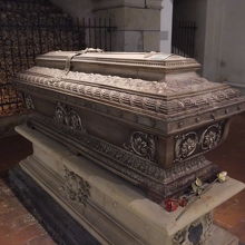 大聖堂地下、オルガン真下に安置されたブルックナーの柩