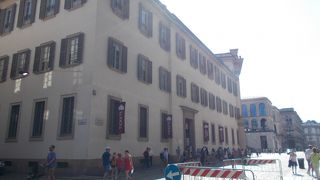 ドーモーの南側にあります。