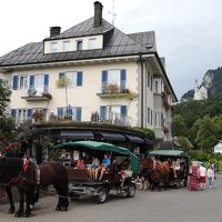 後ろにお城が見える