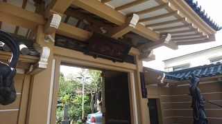 山門に立つ仁王像が目立ちます