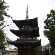 公園の隣に立つ三重塔