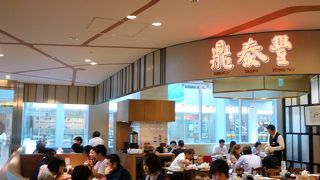 小籠包/エビソバ/杏仁豆腐を順々に