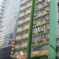 大通りに面したホテル。