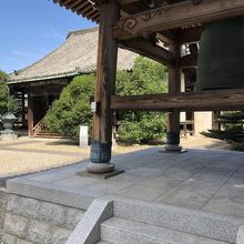鐘楼と本堂