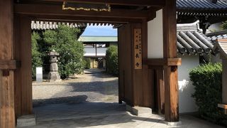 観光寺院ではないけど、天女の天井画は必見！
