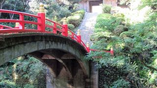 朱塗りの反り橋と山門は美しい