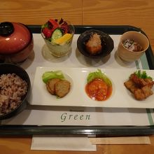 いろいろランチ。少しずつですが、おなかいっぱいになりました。