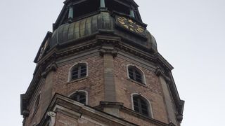 エレベータで上がるには？