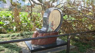 不忍池のほとりに