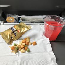 おつまみとシンガポールスリング。程よい甘さ。