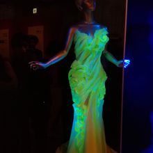 遺伝子操作で光る遺伝子を入れた蚕が作った糸