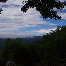 石段下での展望、晴れてきました