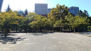 重厚な美しいレンガ造りの建築を見るだけの価値は十分にあります