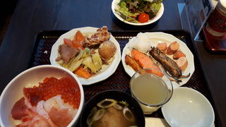 日本一の朝食。丼、炙り、蒸しが全部食べられます。