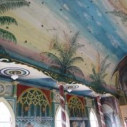 椰子の木の絵が描かれている素敵な教会