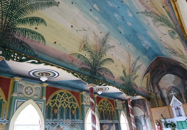 椰子の木の絵が描かれている素敵な教会