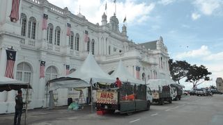 海に面した公園に風格のある建物がありました