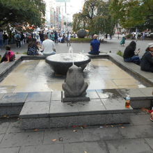 カエルの噴水後姿