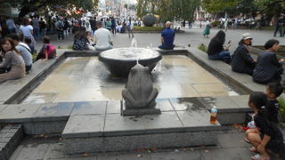 可愛らしいカエルの噴水