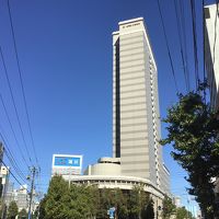 中央の建物がホテルです。