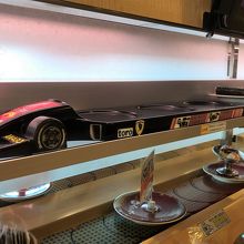 お寿司はスポーツカーみたいな車に乗ってやってきます。
