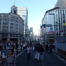 中央通りの歩行者天国。４丁目の交差点を望む