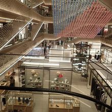 吹き抜けを上から見下ろした