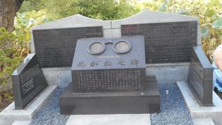 不忍池にあるめがねの石碑