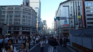 久しぶりの銀座。中央通りは歩行者天国でにぎわっていた。通り沿いのＧＩＮＺＡ６にも初めて入ってみた