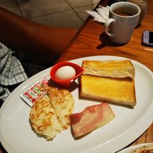 トッピングにベーコンとハッシュドポテト