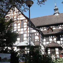 白い壁に木組みが美しいです。