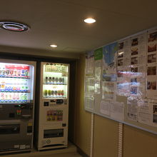 フェリー内には自販機と売店があります。