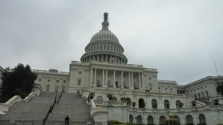 白く立派な建築