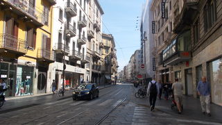 ドーモーから西に延びる通りです。